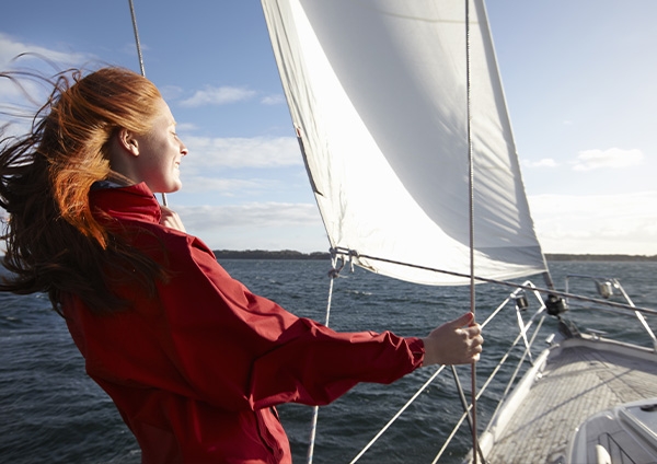 une jeune femme sur un voilier