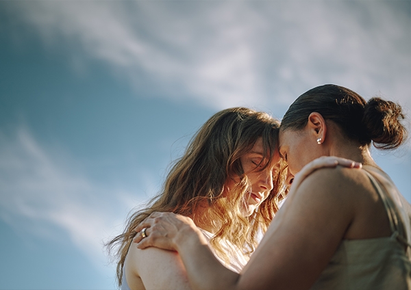 deux soeurs qui se protègent