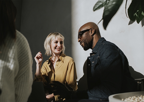 Un homme et une femme qui discutent