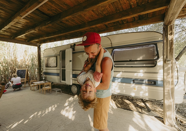 un père et son fils au camping