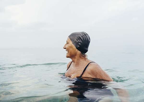 une femme dans la mer qui marche