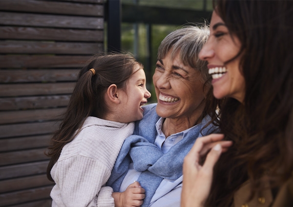 un grand-mère fille et petite fille