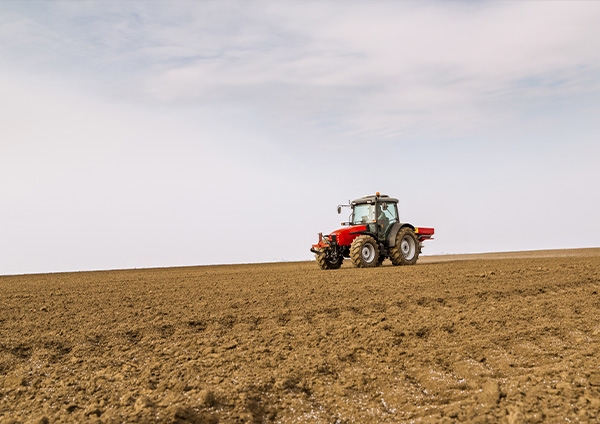 champs agricole avec un tracteur
