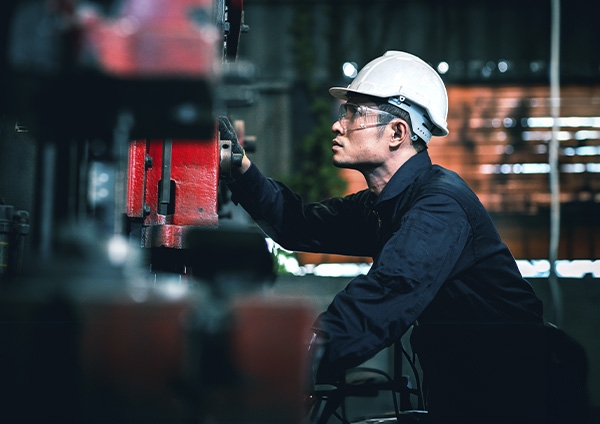 un homme dans un atelier de construction