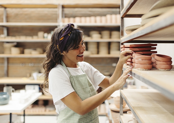 Une femme dans son atelier de poterie