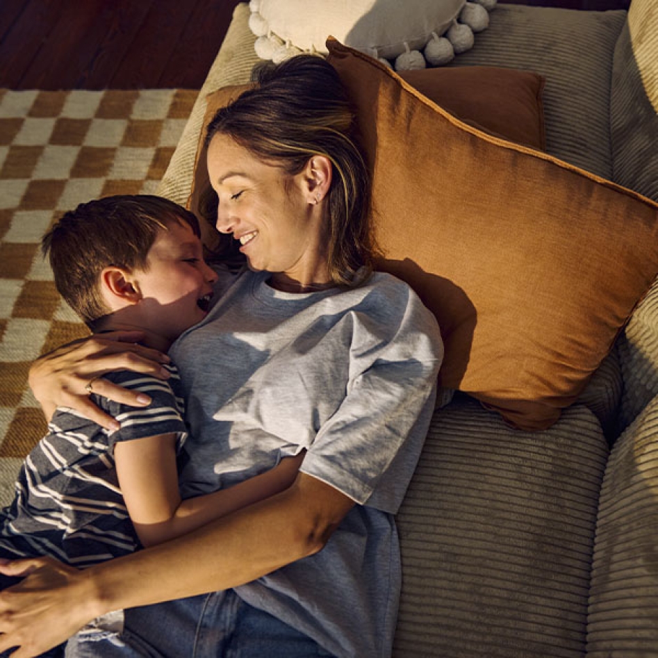 Une mère et son fils sur le canapé