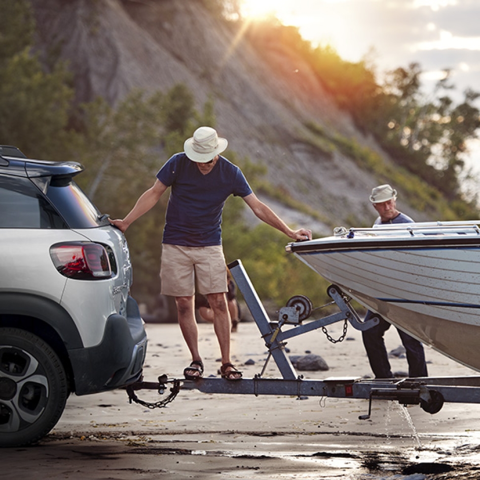 un homme qui met en place son tractage de bateau