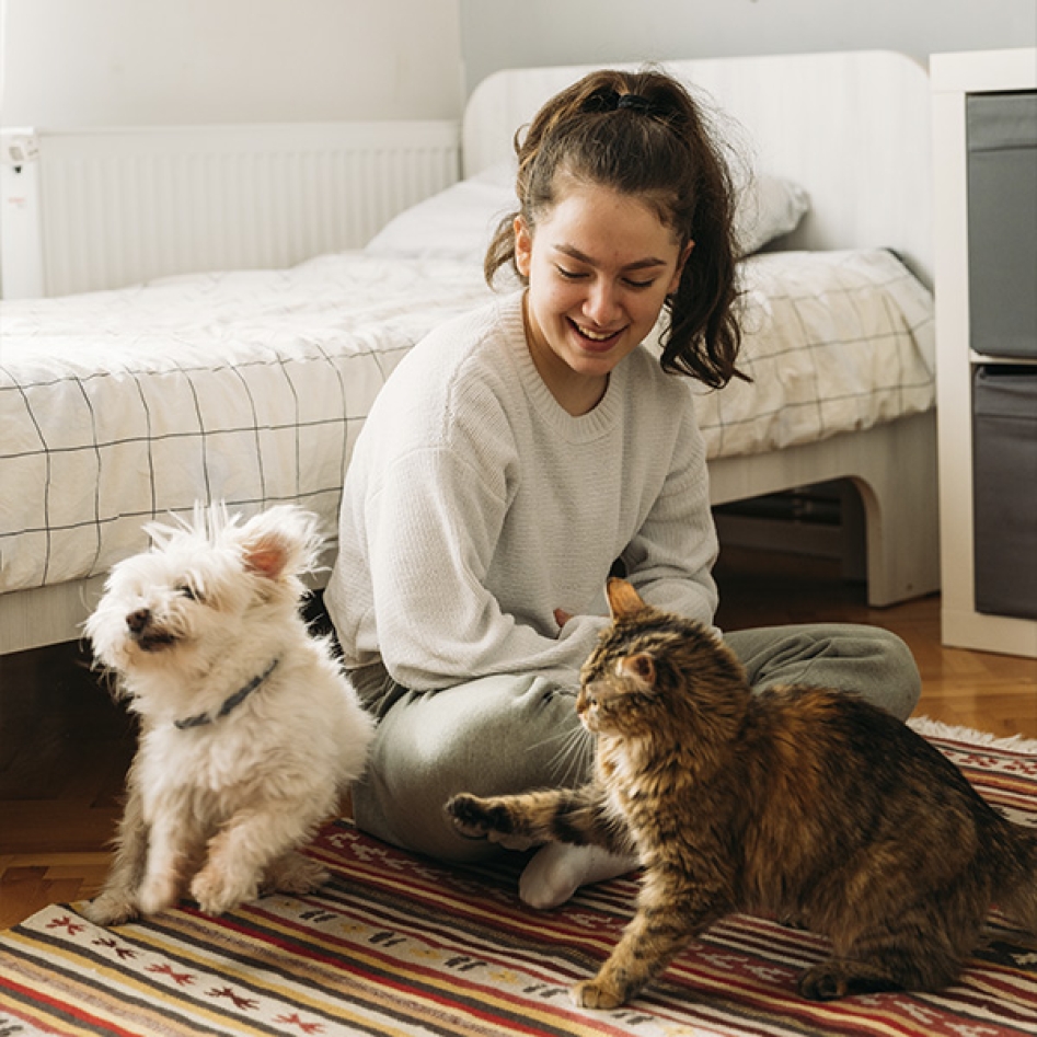 une ado avec son chien et son chat