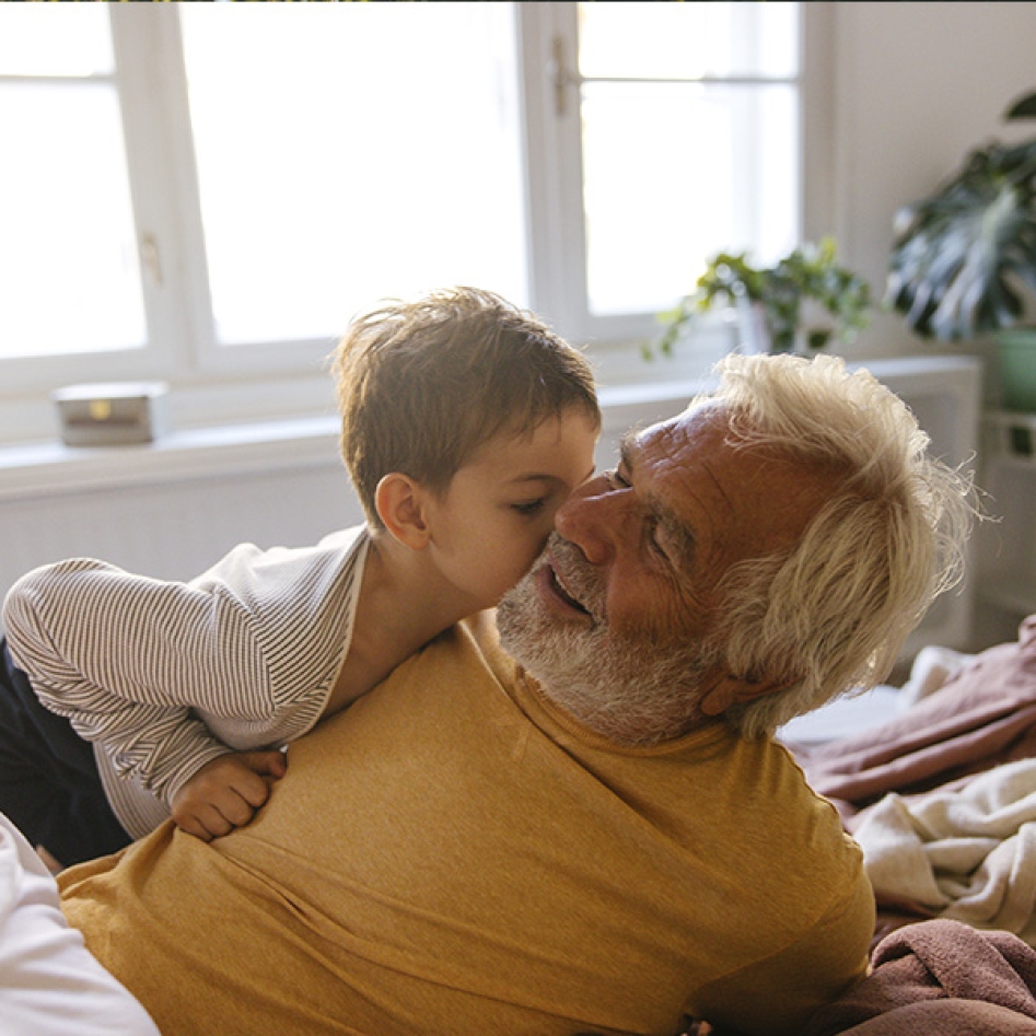 un grand-père et son petit fils