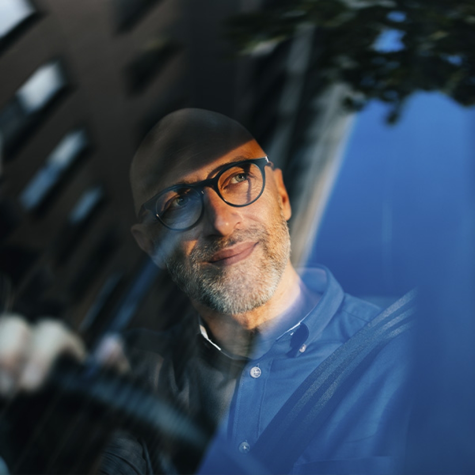Un homme dans sa voiture