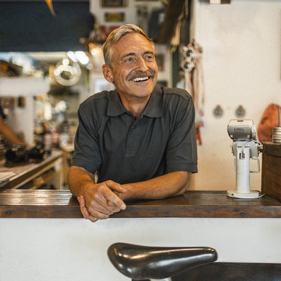 un homme derrière un comptoir