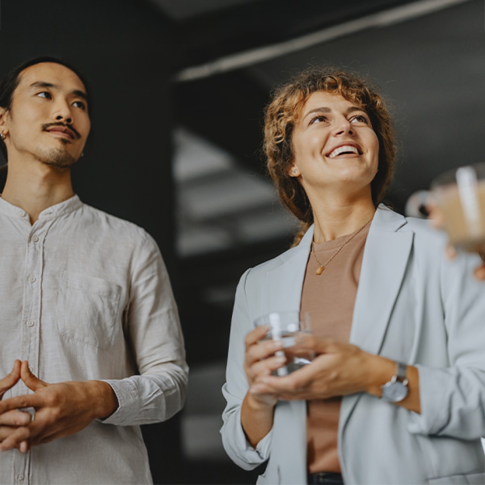 deux collègues qui sourient debout